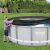 Femeie instalând copertina pentru piscină Bestway pe o piscină Power Steel
