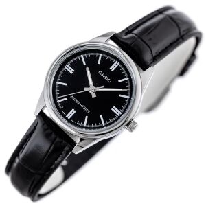 Ceas de damă Casio cu curea neagră din piele, prim-plan în unghi - Accesorii pentru femei