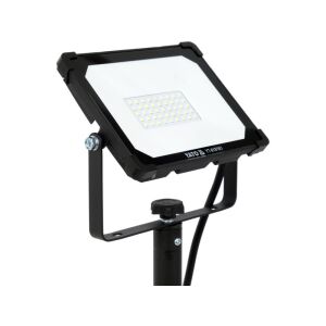 Zbliżenie na głowicę reflektora LED YATO 30W - Reflektor i lampa robocza