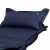 Detalj jastuka na tamnoplavoj samonapuhavajućoj podlozi za kampiranje Springos