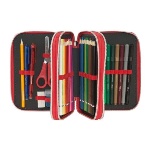 Nyitott One Piece piros tolltartó ceruzával, tollal, ollóval, hegyezővel, radírral, színes ceruzákkal és filctollakkal