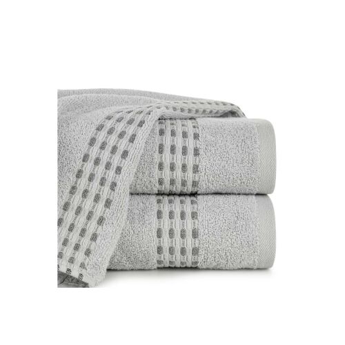 Egymásra rakott Riva ezüst jacquard törölközők, 50x90 cm, puha és nedvszívó pamut.