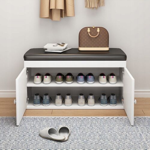 Fehér cipőszekrény párnázott ülőfelülettel és cipő bemutatóval.