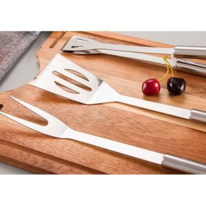 Narzędzia do grilla Flippy na drewnianej desce, łopatka, widelec i szczypce do grillowania - Grillowanie i gotowanie na świeżym powietrzu