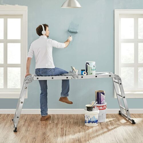 Muškarac koristi višenamjenske ljestve Létra 3.5M kao platformu za bojanje