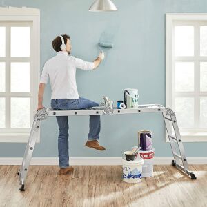 Bărbat care folosește scara multifuncțională Létra 3.5M ca platformă pentru vopsit - Scară și suport
