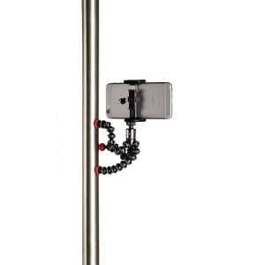 Suport magnetic JOBY GripTight ONE GP Impulse ținând telefonul pe un stâlp metalic - Joby Trepiede foto/video pentru telefoane/aparate