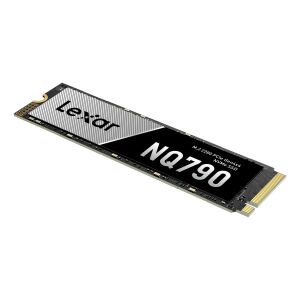 Widok pod kątem Lexar NQ790 4TB NVMe SSD, kompaktowe i szybkie rozwiązanie pamięci masowej - Lexar