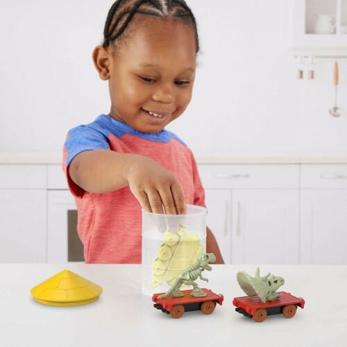 Gyerek játszik a Thomas és Barátai Color Reveal vonat szettel. Színváltó játék vízben.