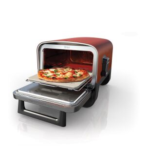 Ninja OO101EU Woodfire Pro kültéri sütő pizzával a kövön, ferde nézet - Pizzasütő