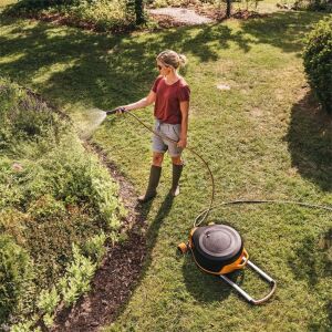 Nő Fiskars XL Automata Tömlőkocsival Locsolja a Kertet - Tömlőkocsi