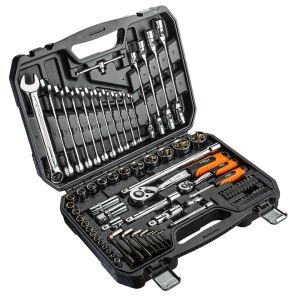 A Neo Tools 77 darabos dugókulcs készlet nyitva a tokjában, bemutatva a csavarkulcsokat, dugókat és racsnis hajtókarokat - Dugókulcs