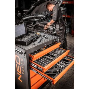 Cărucior de scule Neo Tools cu inserție set chei tubulare în utilizare - Chei tubulare