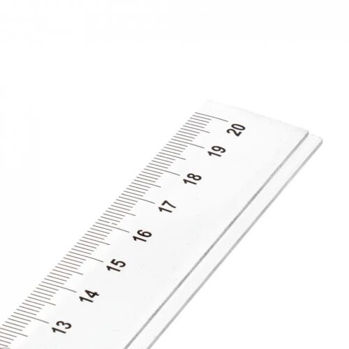 Közeli kép egy 20 cm-es műanyag vonalzóról, mérési jelekkel - Vonalzó