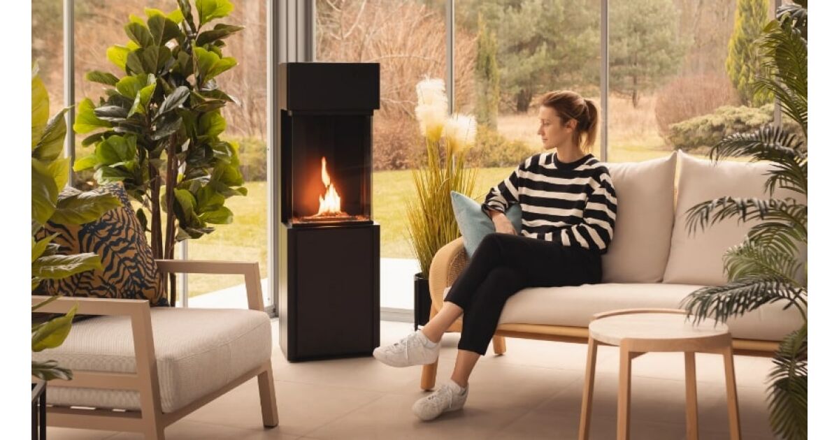 Bioethanol-Kamin ARCTICON Black von Planika, freistehend, 1262 x 321 x 400 mm, schwarz, Wärmeleistung: 3,5 kW, Tankinhalt: 5 Liter, Dekoratives Zubehör: Schwarze Glaskiesel, mit gehärtetem Glas, Fernbedienung, Montageset und Bedienungsanleitung 133824924