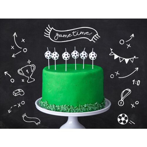 Focilabda születésnapi gyertyák zöld tortán, tökéletes sport témájú bulihoz - PartyDeco