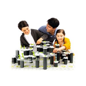 Kinder spielen mit Gravitrax, interaktiver Murmelbahn Aufbau - Plastikbausteine