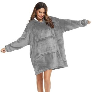 Жена, носеща голям сив Patura cu maneci, суитшърт с качулка и одеяло - Pléd