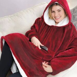 Жена, релаксираща в червен суичър с качулка и подплата от шерпа и голям преден джоб. - Pléd