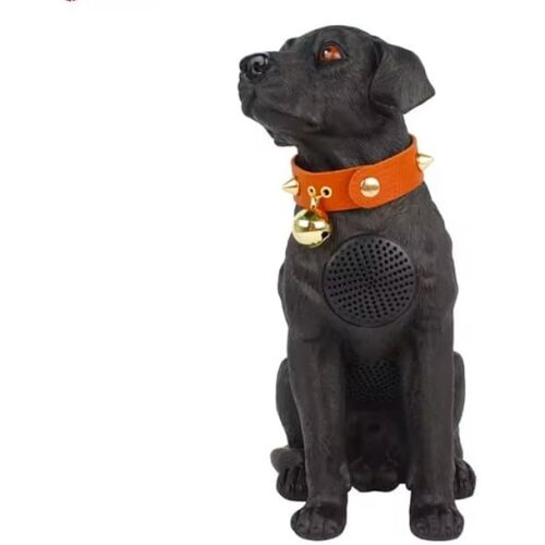 Hordozható Bluetooth hangszóró kutya alakban, fekete labrador szegecses nyakörvvel és csengővel