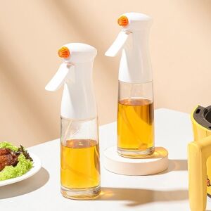 Două pulverizatoare de ulei din sticlă pe un blat de bucătărie, dozatoare de ulei - Distribuitoare de ulei și oțet