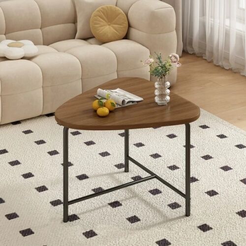 Măsuță de cafea triunghiulară modernă cu picioare metalice negre și blat cu aspect de lemn