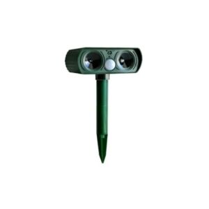 Zöld, napelemes, ultrahangos kártevőriasztó fehér háttérrel. - Vadriasztó