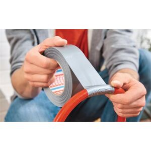 Verwendung von tesa extra Power Universal Silber Gewebeband zur Reparatur eines Rohrs - Klebebänder