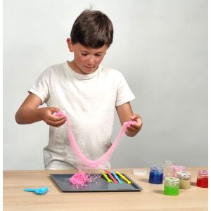 Copil jucându-se cu Buki Sensory Slime, experiment slime roz - Slime