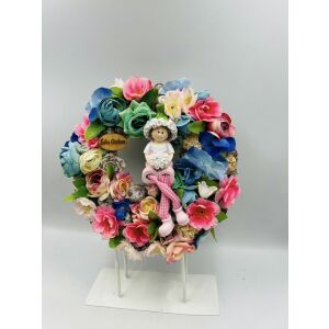 Színes ajtódísz rózsaszín és kék virágokkal és aranyos baba figurával - Ajtódísz