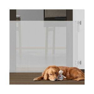 Fehér kihúzható biztonsági kapu kutyáknak, ajtónyílásba szerelve, kutya fekszik előtte - Biztonság a Babaszobában