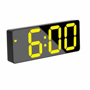 Schwarze elektronische Tischuhr mit gelber LED-Anzeige, die 6:00 Uhr anzeigt - Innenarchitektur