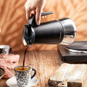 Turnarea cafelei espresso din Klausberg KB 7847 într-o ceașcă - Aparat de cafea cu gura de scurgere
