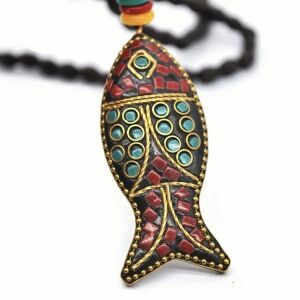Közelkép egy hosszú, divatos, korall és türkiz berakásos nepáli nyakláncról, réz hal medállal. - Női kiegészítő