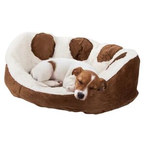Malý pes spí v hnedej plyšovej posteli pre domáce zvieratá s potlačou labky - Chov zvierat