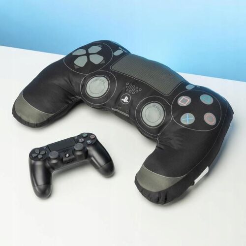 Playstation Dualshock kontroller párna valódi kontrollerrel a méret összehasonlításhoz - Díszpárna