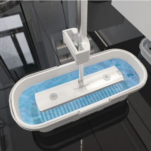 Hordozható téglalap alakú összecsukható mosdótál használat közben felmosóval