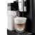 DeLonghi Rivelia EXAM440.55.B przygotowuje latte macchiato