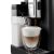 DeLonghi Rivelia EXAM440.55.B pripravuje latte macchiato