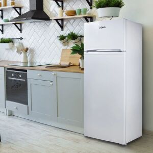 DOMO 206 literes fehér felülfagyasztós hűtőszekrény konyhai környezetben - Domo