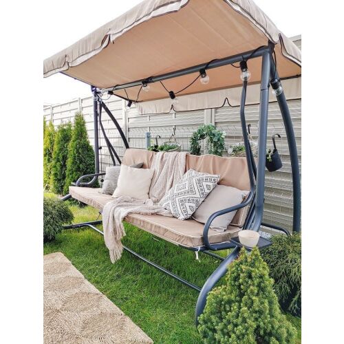 Megi cappuccino kerti hintaágy párnákkal és tetővel kültéri környezetben