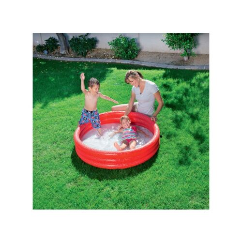 Bestway piros felfújható medence gyerekekkel a kertben