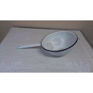 Zománcozott tésztaszűrő 20 cm nyeles
