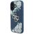 Guess iPhone 16 tok - Kék virágmintával és arany logóval