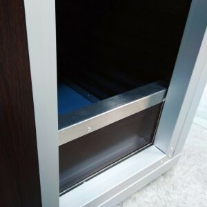 Woody M kutyaház bejárati küszöb, közelkép - Kutyaház