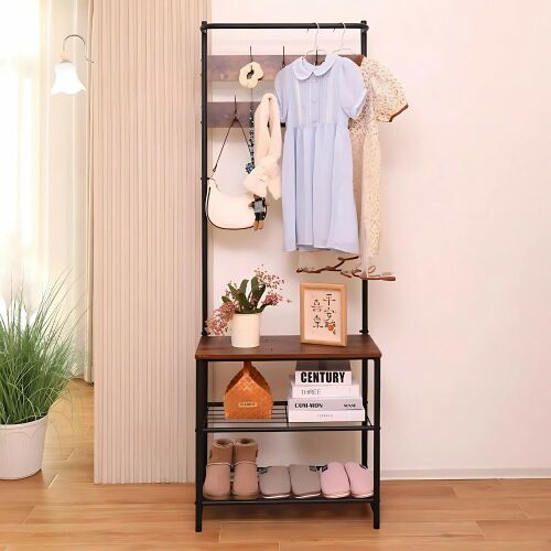 Predsieň s vešiakom na kabáty, úložiskom na topánky a lavicou v chodbe