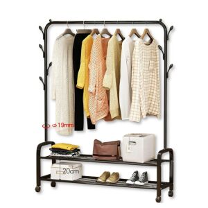 Kompaktni crni metalni stalak za odjeću s policama i obješenom odjećom na bijeloj pozadini - Namještaj za spavaću sobu