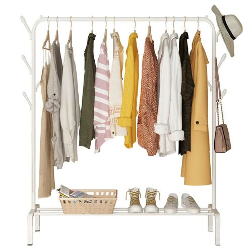 Nagy Ruhaállvány mit Kleidung, Schuhen und Accessoires auf weißem Hintergrund.