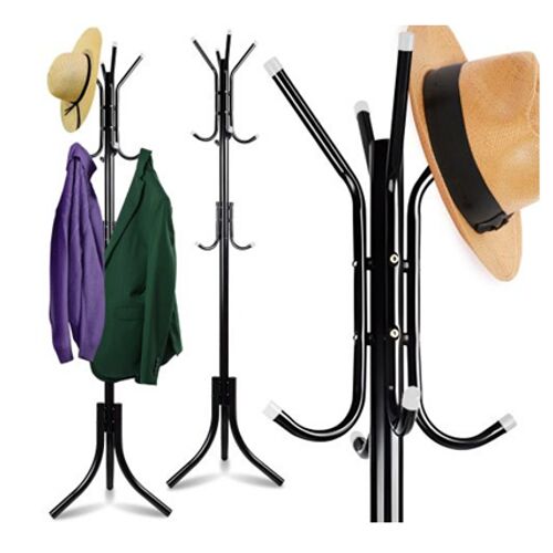 Čierny stojaci vešiak na šaty s klobúkom a oblečením
