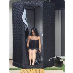 Nő használja a hordozható gőzszaunát otthon, fekete szín - Szauna